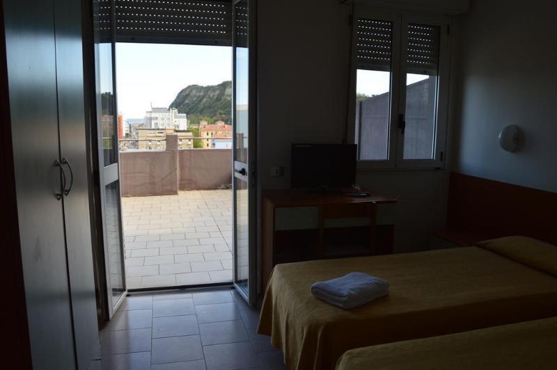 Hotel Caesar Pesaro Exterior foto