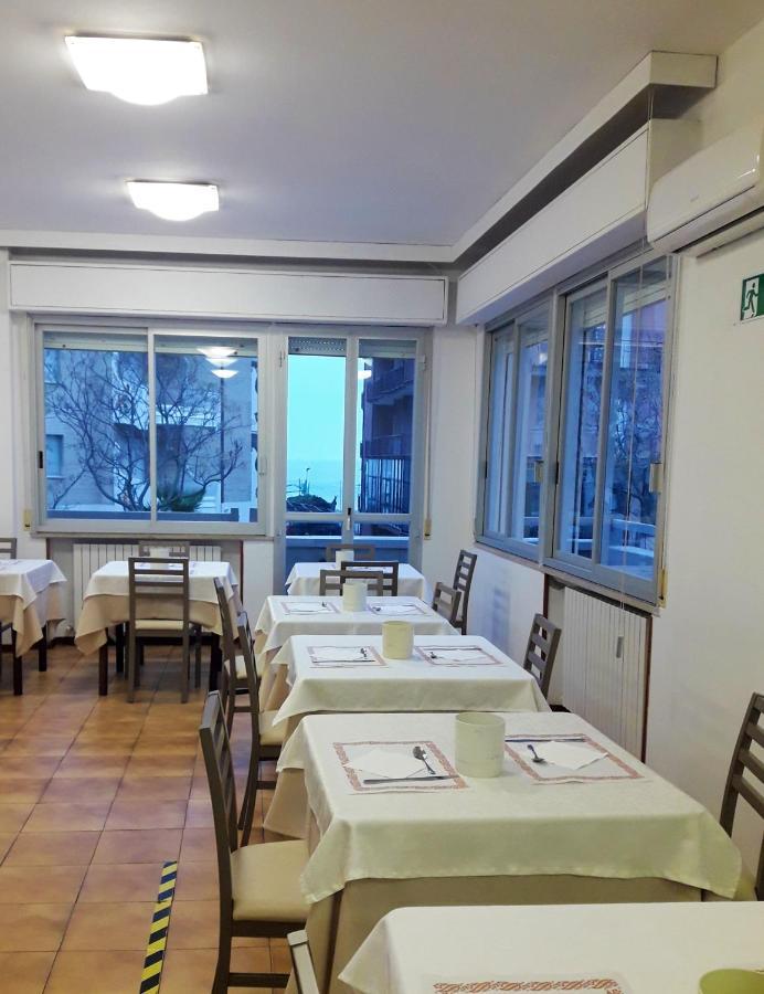 Hotel Caesar Pesaro Exterior foto