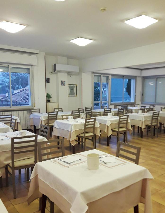 Hotel Caesar Pesaro Exterior foto