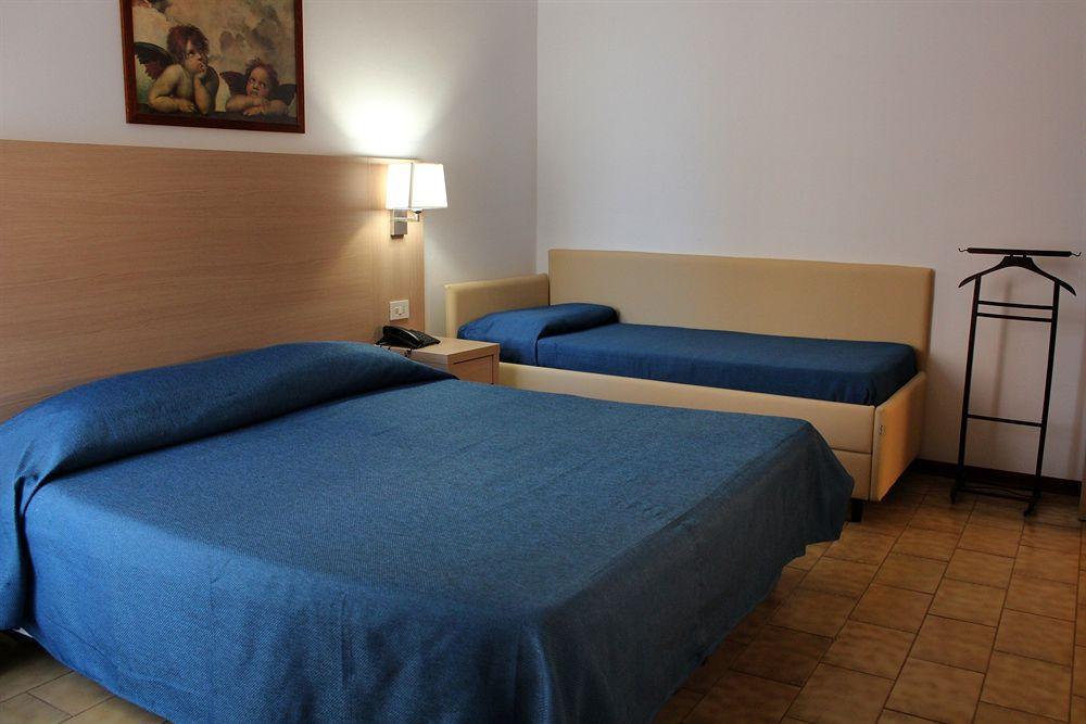 Hotel Caesar Pesaro Exterior foto