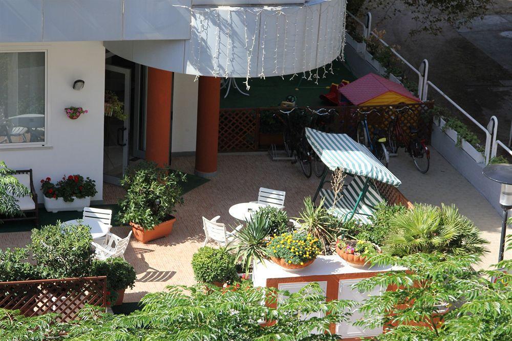 Hotel Caesar Pesaro Exterior foto