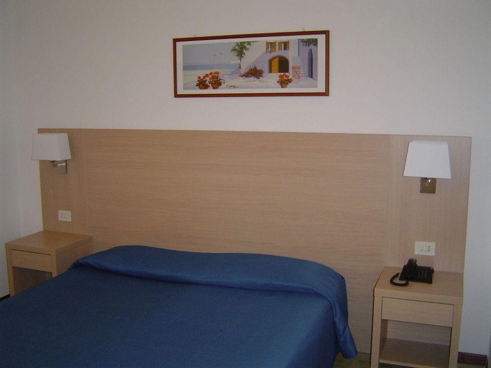 Hotel Caesar Pesaro Exterior foto