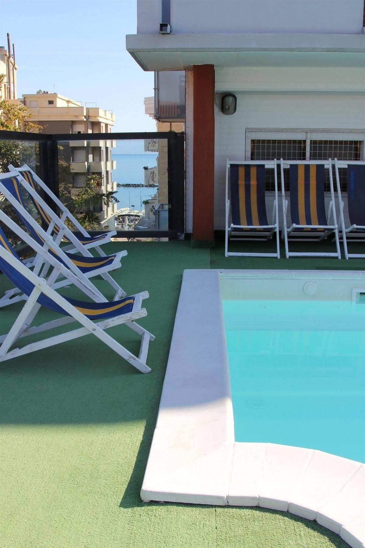 Hotel Caesar Pesaro Exterior foto